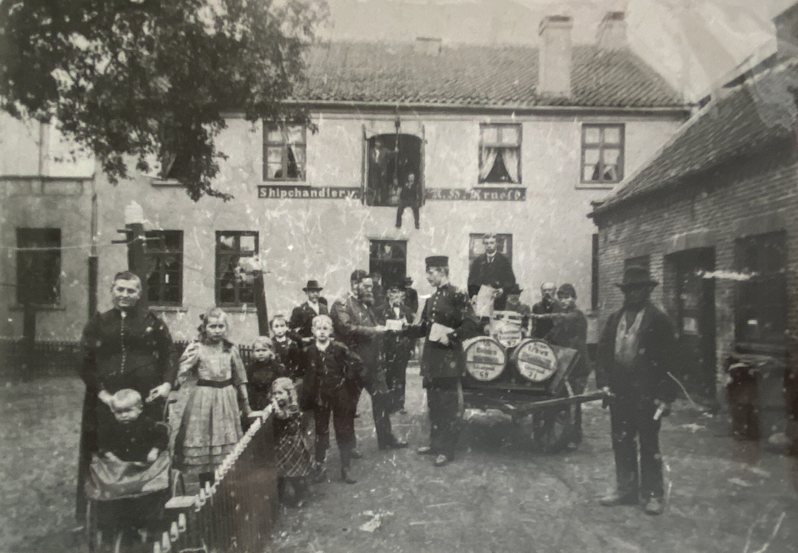 1890 er Familie Marie und Arien Heinks Arnold auf dem Betriebshof, Foto privat